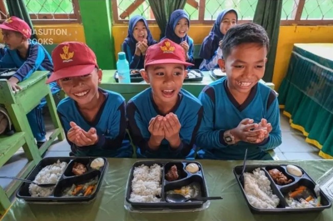 Ilustrasi siswa SD berdoa sebelum menyantap makan bergizi gratis. [Dok BGN]